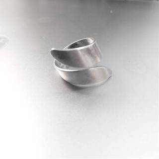 The''Ribbon'' ring